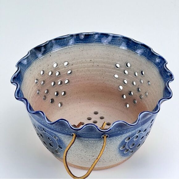 Salt of Thee Earth Pottery Guernsey Ohio Berry Heart Scalloped Edge Bowl Signed - Picture 5 of 10